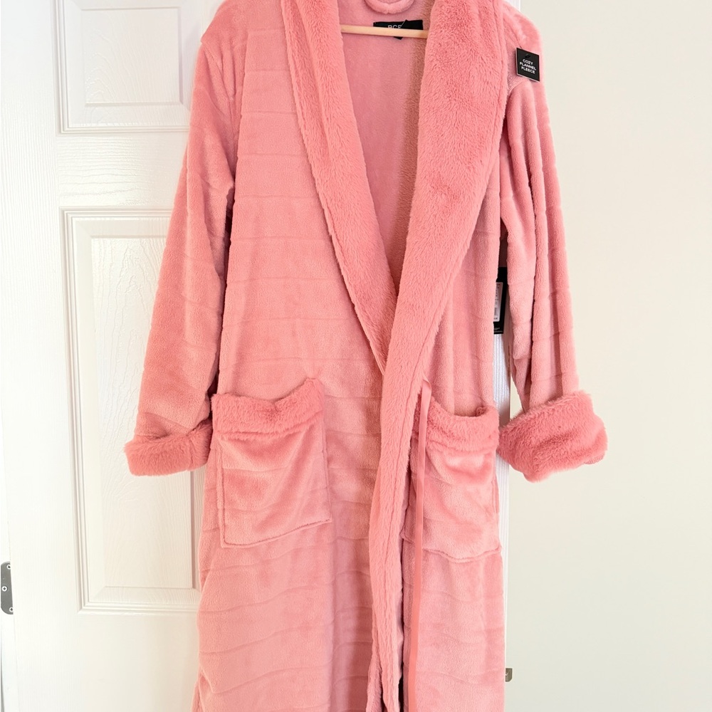 BCBG Soft Pink Plush Robe,size L/XL - Picture 3 of 5